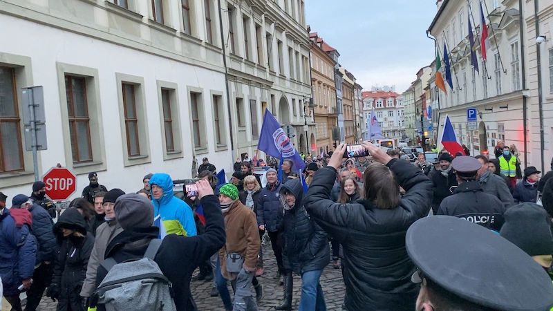V Praze demonstrovali příznivci Trumpa. Dorazili před velvyslanectví